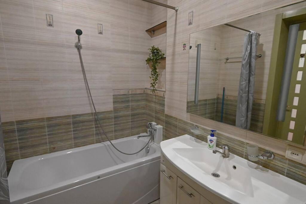 Classic Apt. On Liberty Square ティビリシ エクステリア 写真